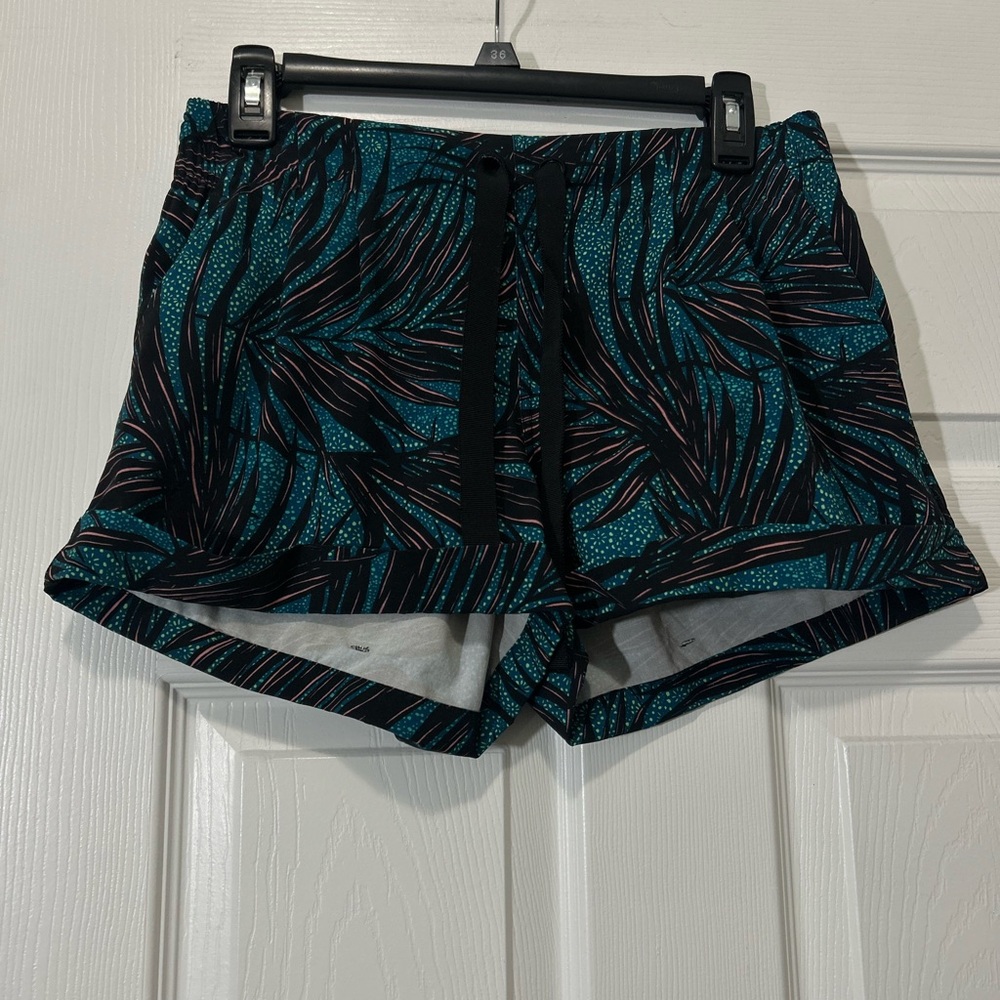 Lululemon Spring Break Away II Short Palm Lace Tofino Teal Cuffed Size 8